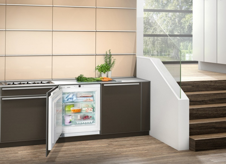 Компания V-ZUG выпустила новую серию морозильных камер Freezer V6000 и Freezer V4000, оснащенных инновационной технологией FrostFree+, которая предотвращает образование наледи и исключает необходимость размораживания.  Одним из ключевых нововведений стала система SoftClose, обеспечивающая плавное и бесшумное закрытие дверцы, а также технология FastFreeze, позволяющая мгновенно замораживать продукты при температуре -30°C, сохраняя их вкус и питательные свойства.  Новые морозильные камеры имеют современный ми